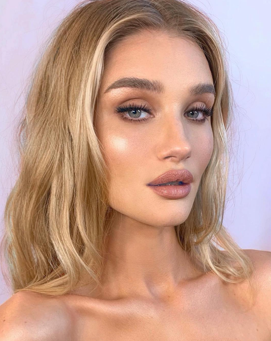 Rosie Huntington Whiteley rocking the blonde lowlight hair trend 